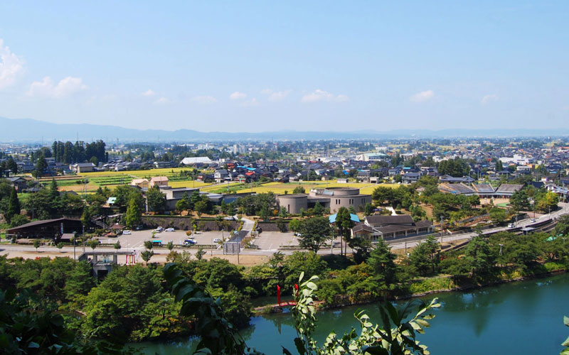 金屋石採掘場跡から庄川水記念公園を望む
